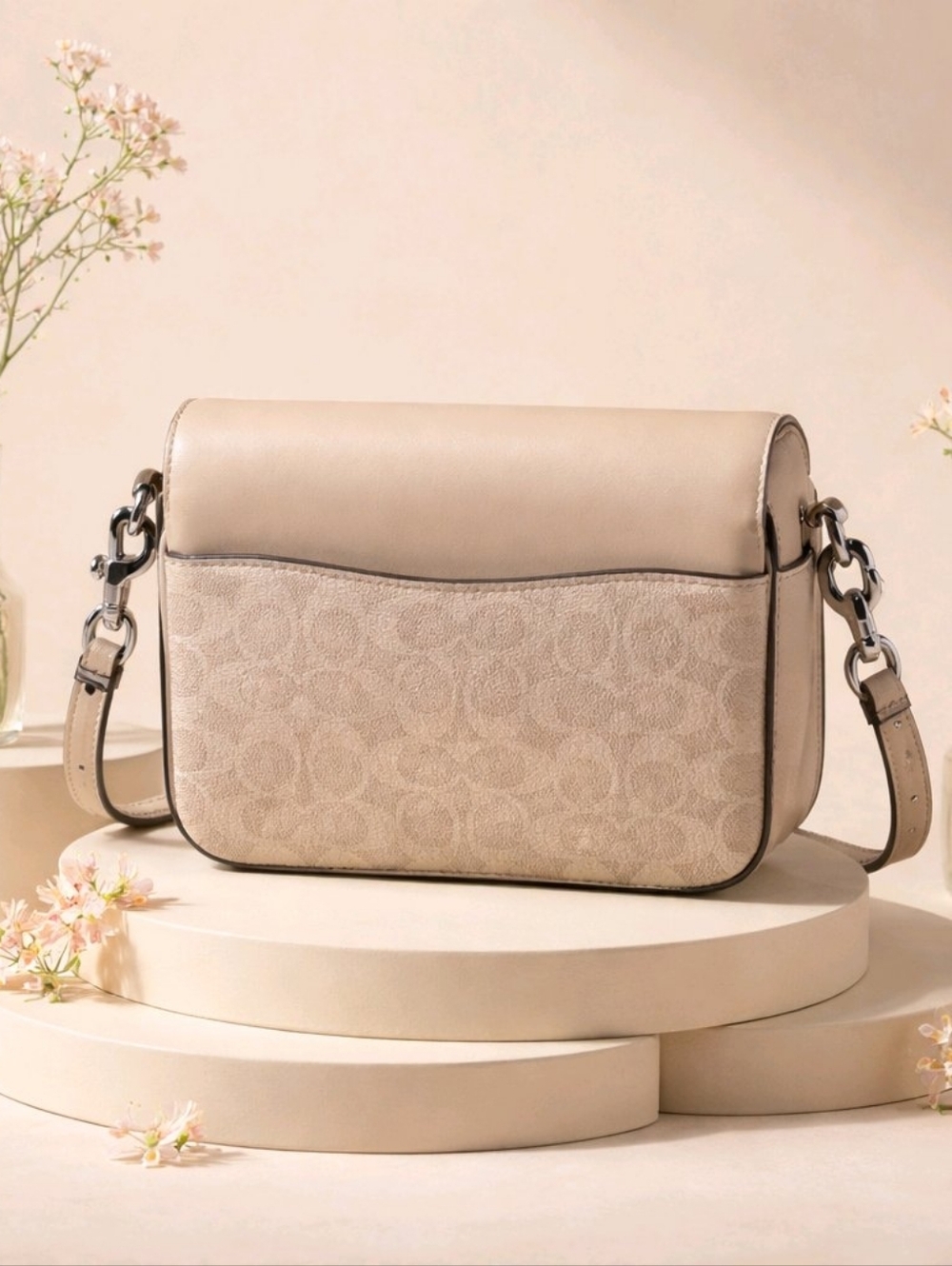 Coach Cassie Crossbody 19 (only crossbody strap). is a stylish and versatile